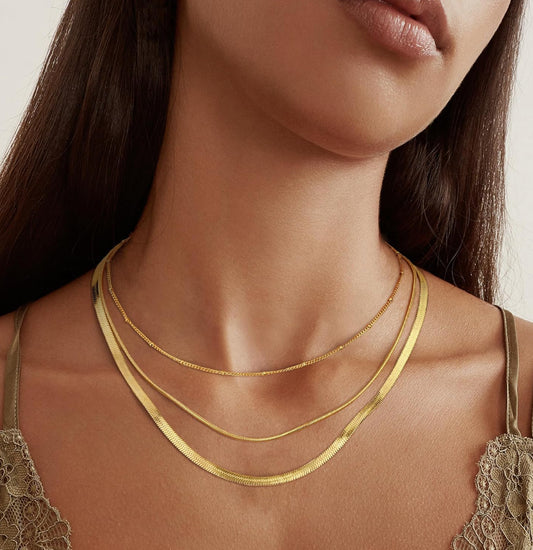 Three different lengths of stainless steel necklaces, with the widest one measuring 4mm in width and varying lengths of 36cm, 41.5cm, and 46cm.