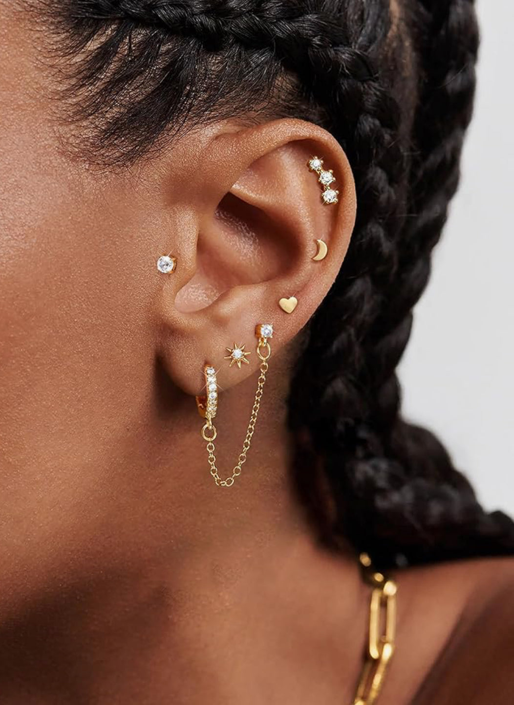 A single gold-colored stud earring with a bar diameter of 0.8mm and length of 6mm, designed for piercings styled in ear