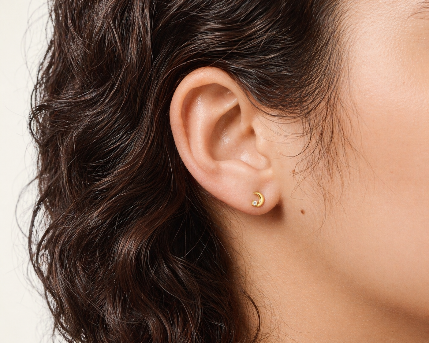 Anri Stud – Crescent Moon Crystal Piercing