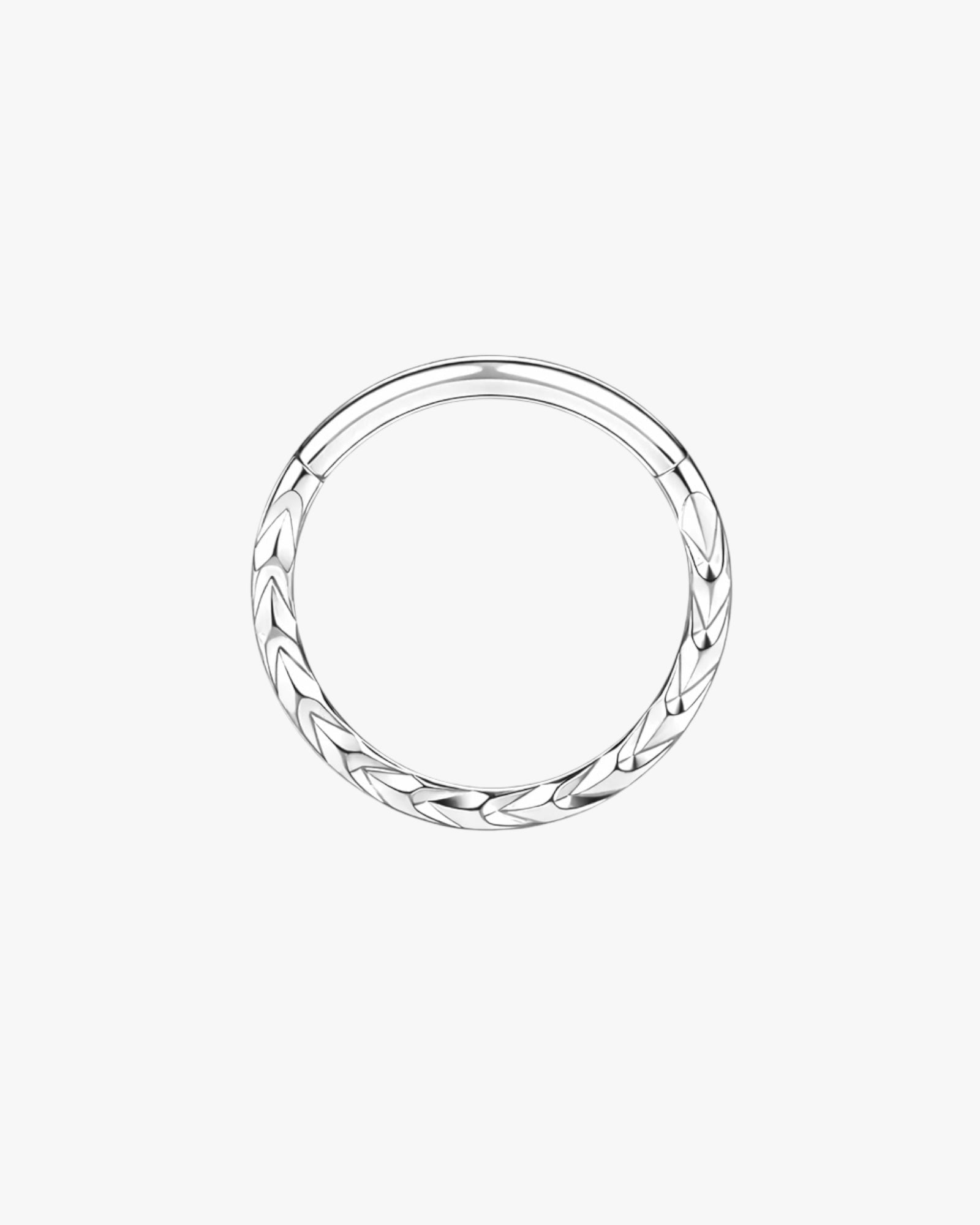 G23 Titanium Pattern Clicker Hoop in silver – Tallinn