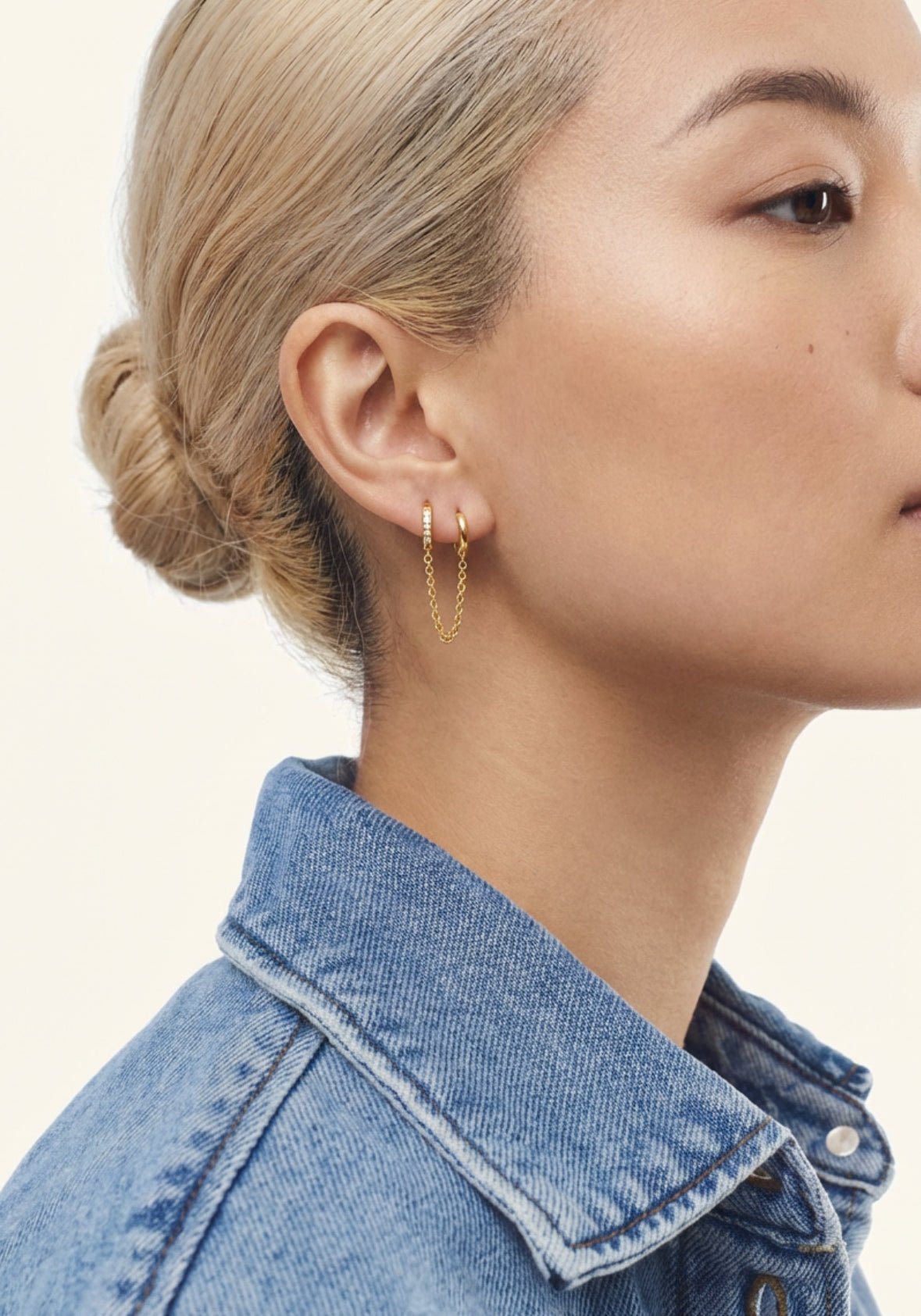 Gold plated double hoop chain earring with pavé crystals on a model – Sini